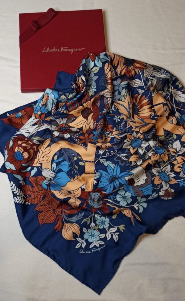 Foulard Ferragamo - Tema Gancini in blue