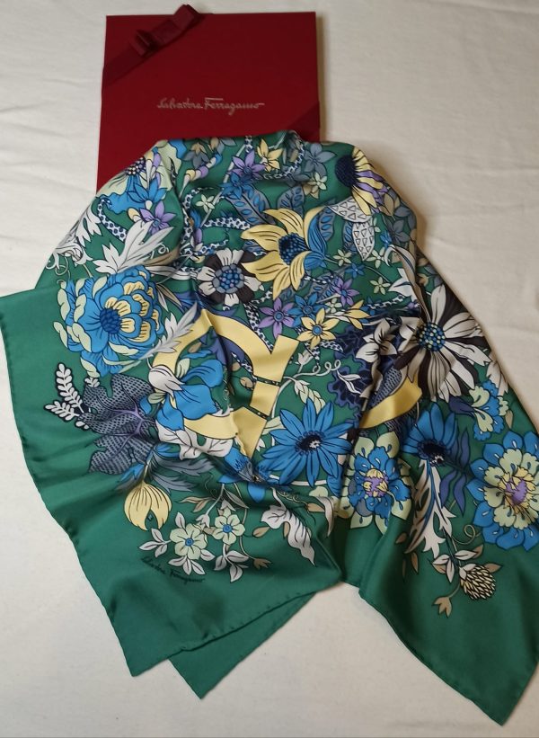 Foulard Ferragamo - Tema Gancini in verde
